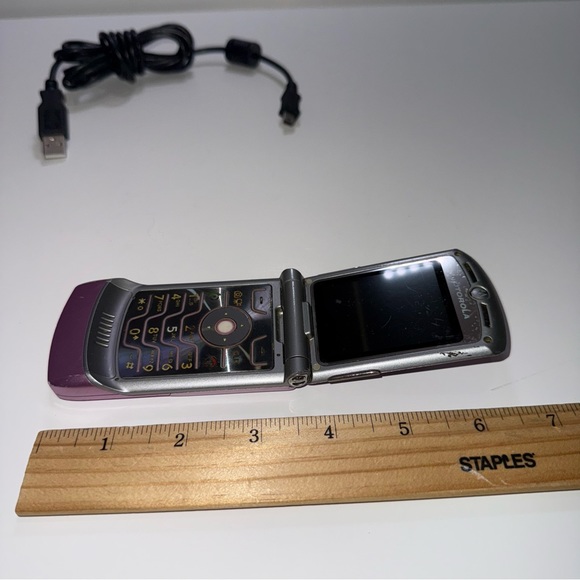 Motorola RAZR V3 Pink-Verizon w/Charger Turns On“UNTESTED” Buy As Is Read Below - Picture 14 of 14